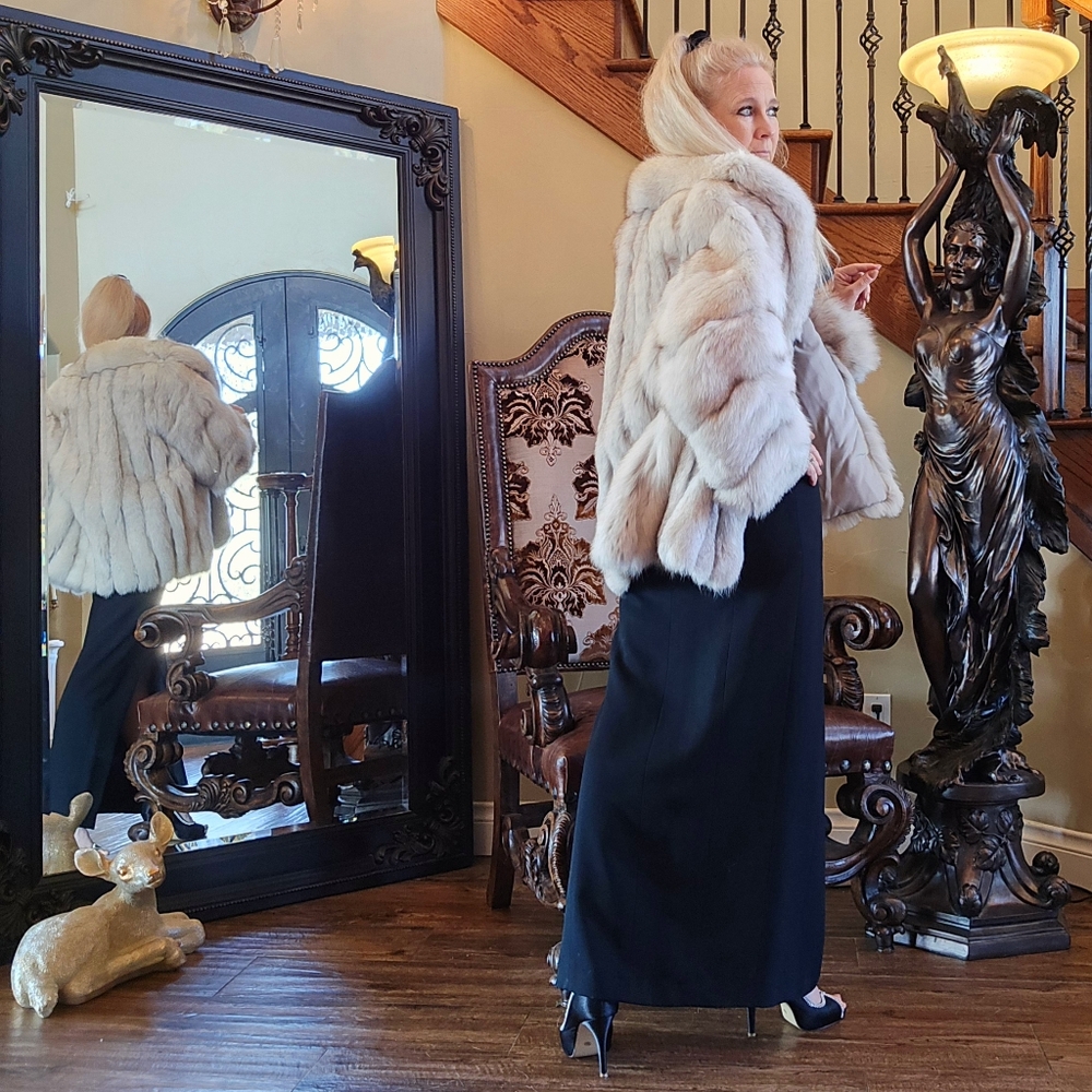 Elegant Ivory Fox Fur Coat with Rolling Sleeves & Plush Collar - Picture 10 of 17